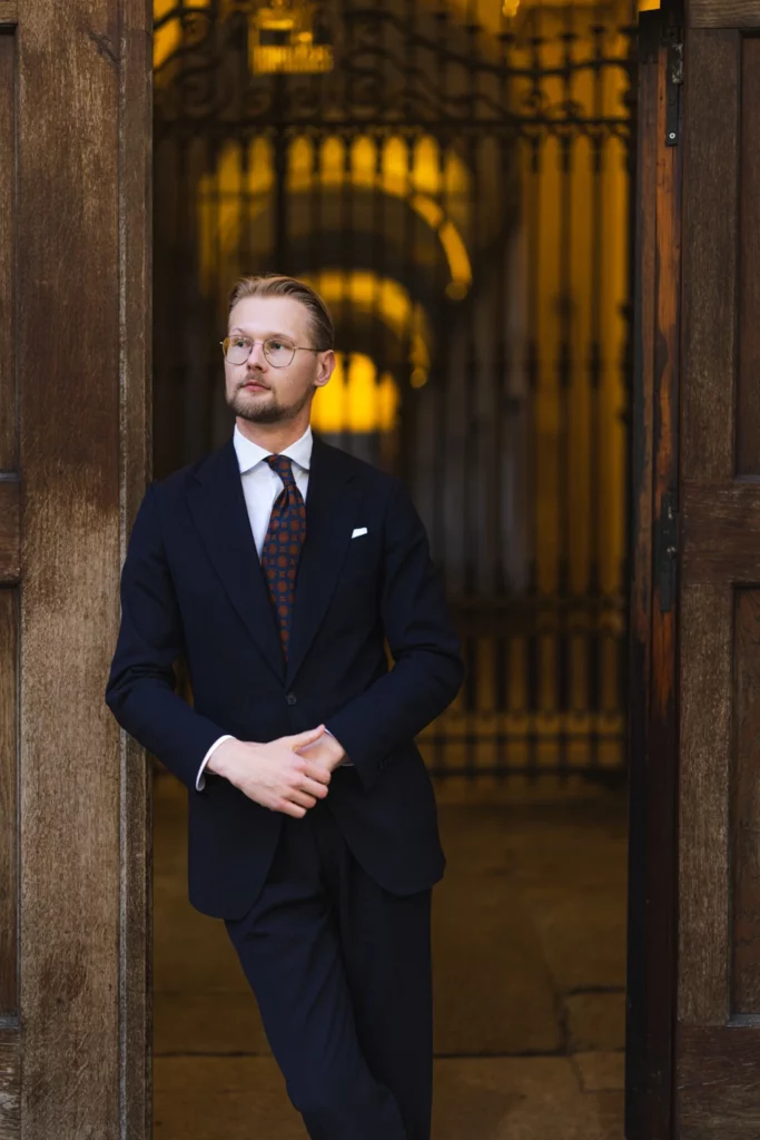 Portfolio fotograficzne Kamila Bryckiego - fotografia modowa, klasyczny granatowy garnitur uszyty w salonie Buczyński.